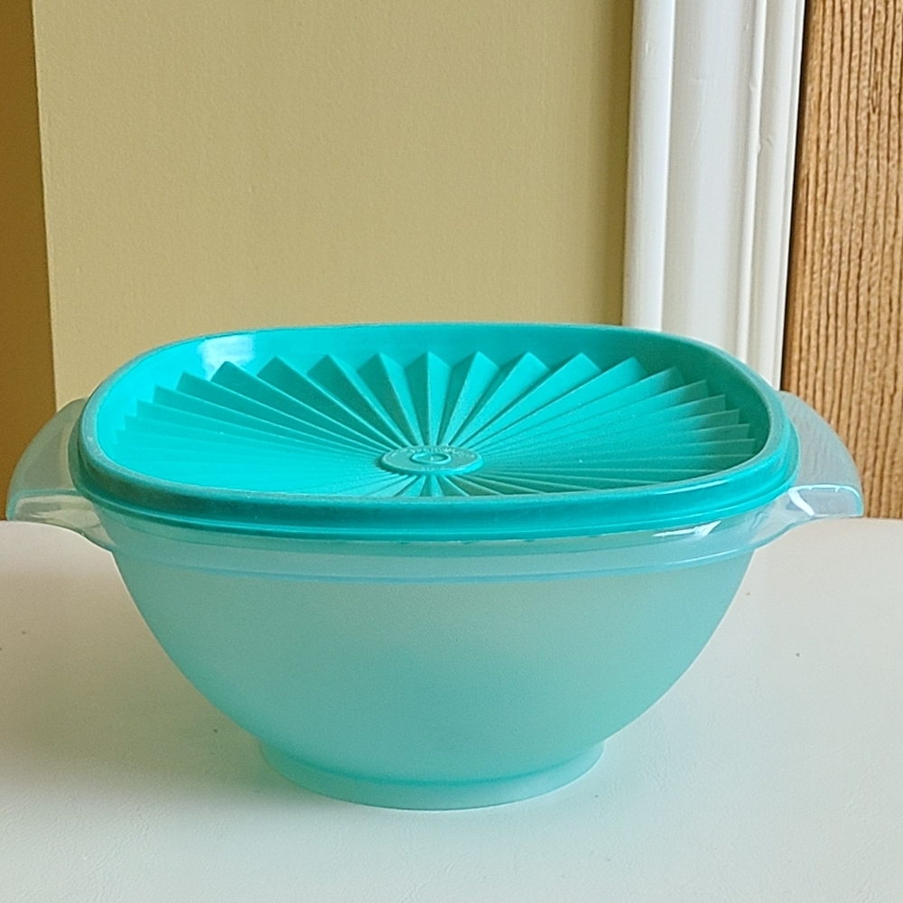 Tupperware  Servalier Bowl